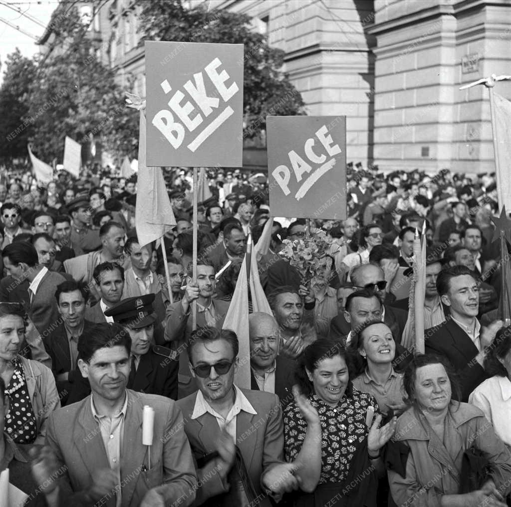 Belpolitika - Békegyűlés - A Béke-világtanács budapesti ülése 