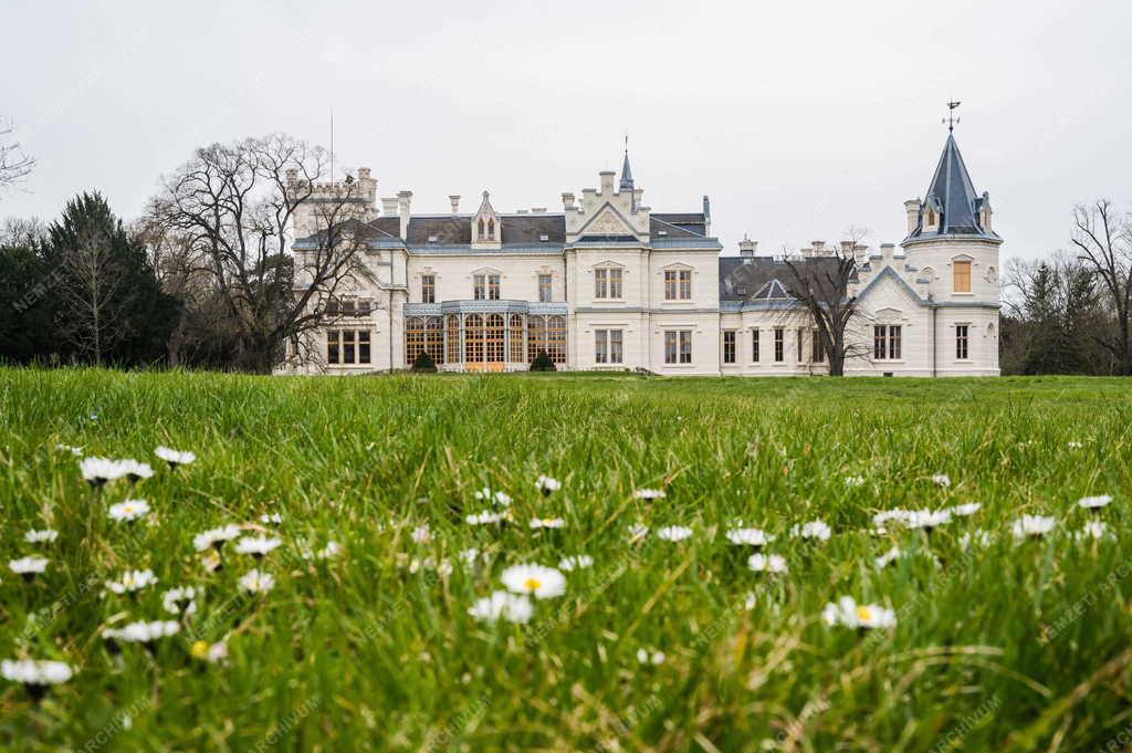 Kultúra - Műemlék - Nádasdy-kastély Nádasdladányban