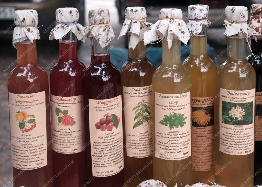 Kereskedelem - Termelői és kézművespiac Nagymaroson