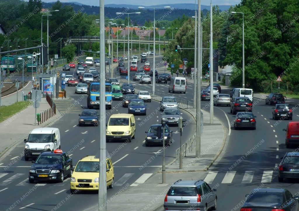 Közlekedés - Budapest - Gépkocsiforgalom a Szentendrei úton