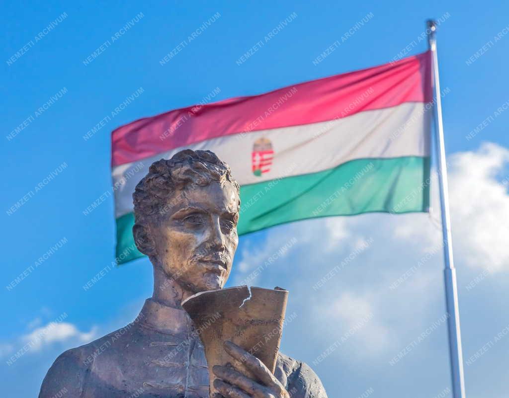 Műalkotás - Dunaharaszti - Petőfi Sándor szobra