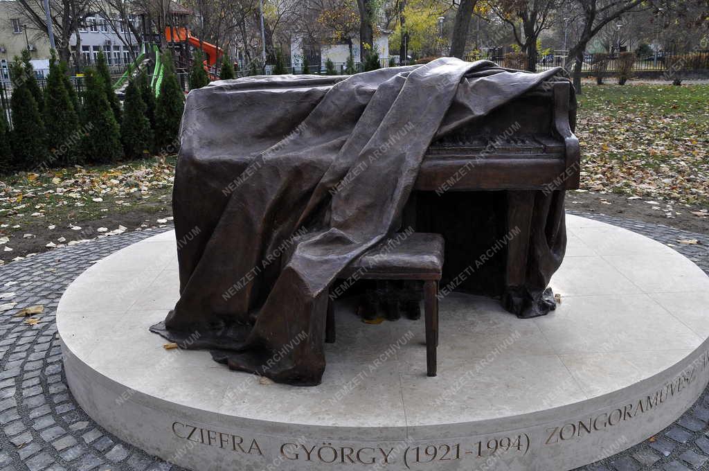 Kultúra - Budapest - Szobor Cziffra György emlékére