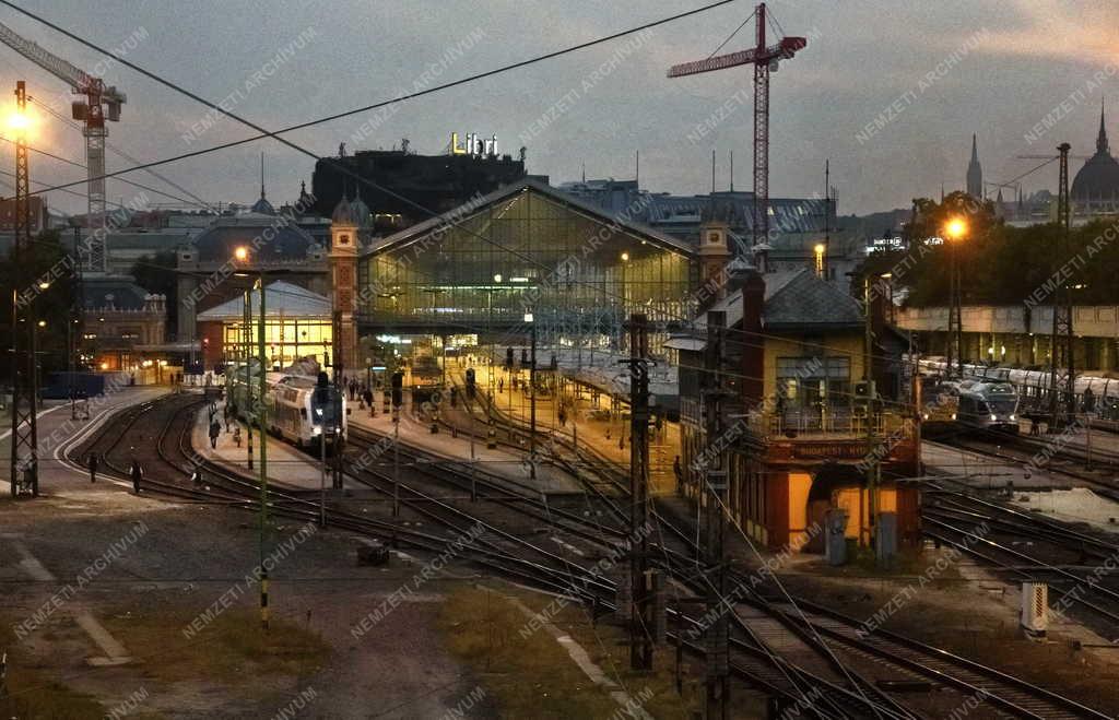 Közlekedés - Budapest - Nyugati pályaudvar esti felvételen