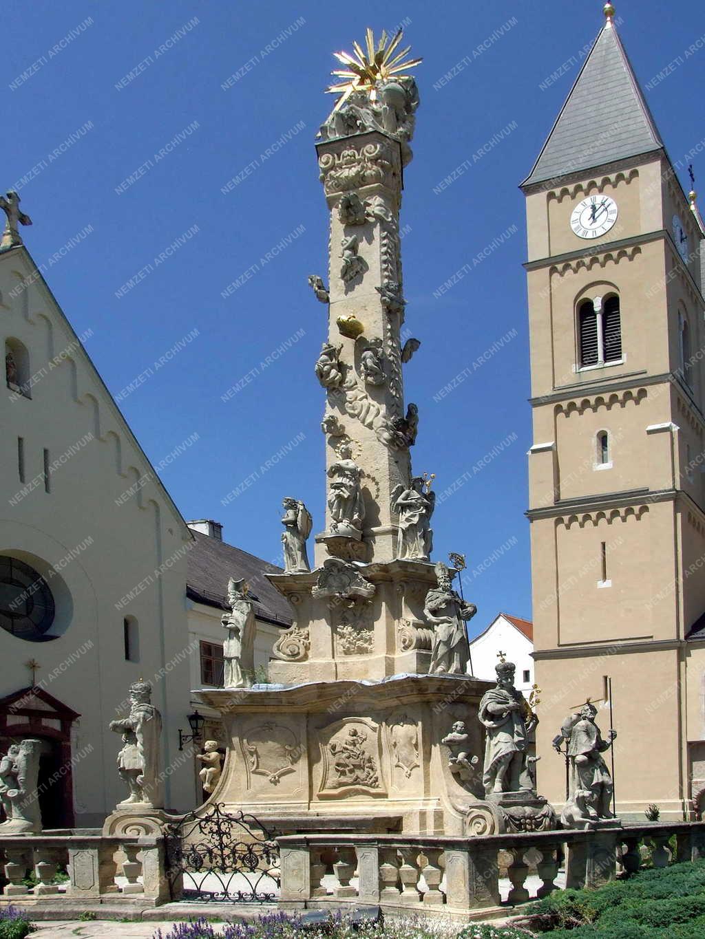 Városkép - Veszprém - Szentháromság-oszlop a várban