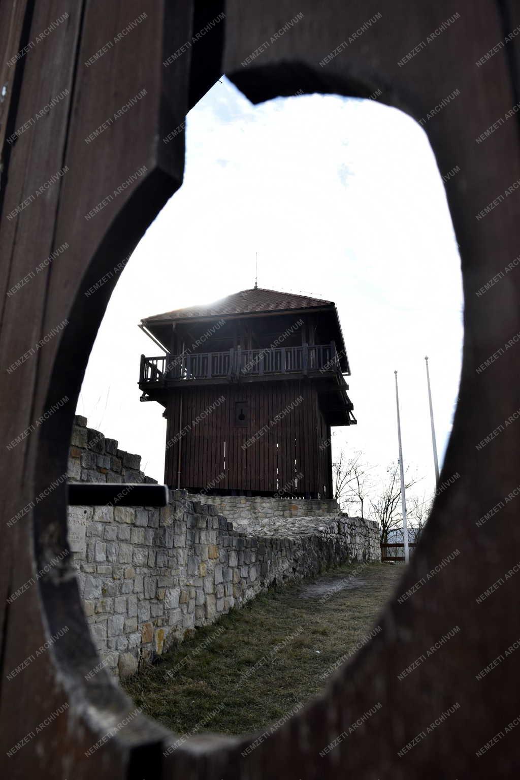 Tájkép - Solymári vár