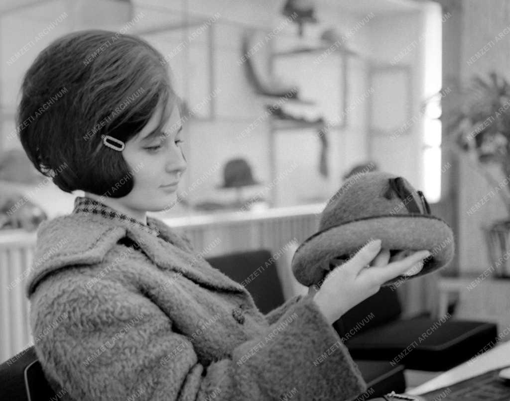 Kereskedelem - Divat - Kalapszalon nyílik a Váci utcában