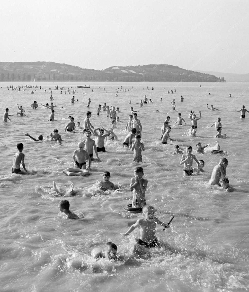 Szabadidő – SZOT gyermeküdültetés