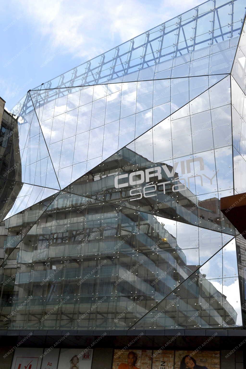 Épület - Budapest - A Corvin Plaza épülete