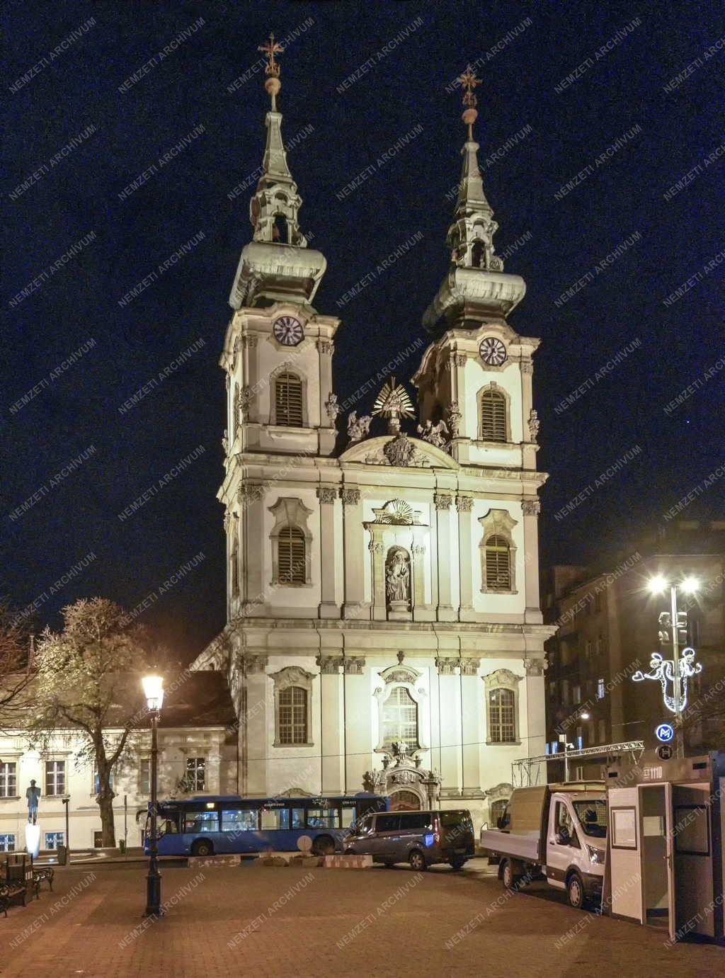Egyház - Budapest - Esti kivilágításban a Felsővízivárosi Szent Anna templom
