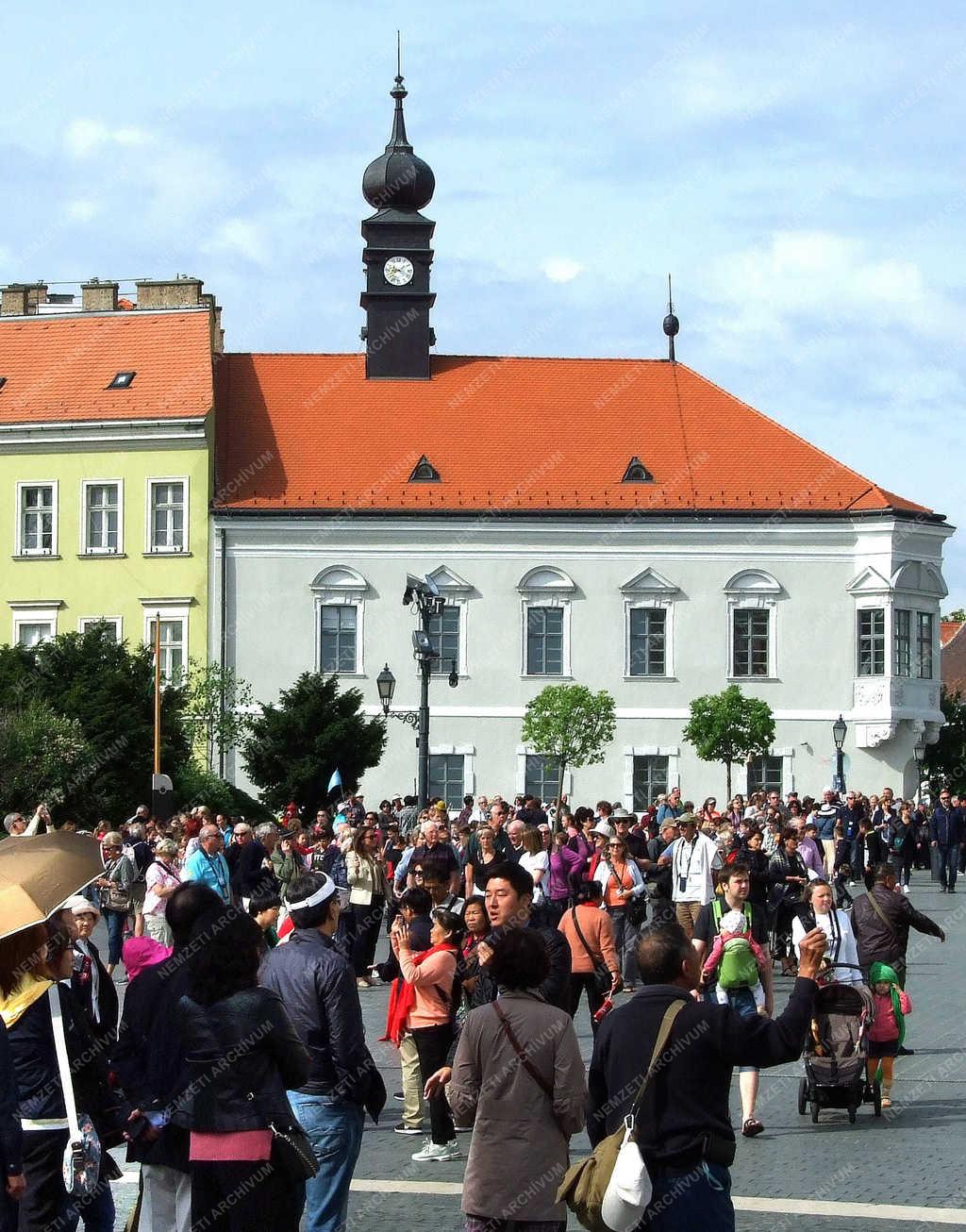 Városkép - Budapest - Turisták a budai Várban