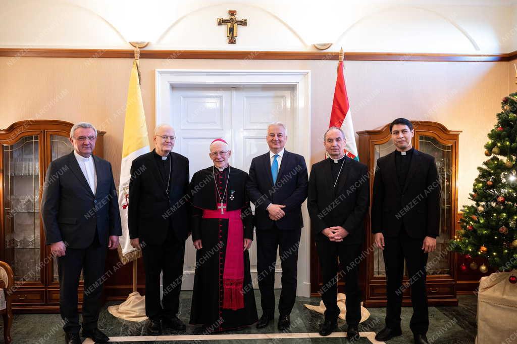 Michael August Blume apostoli nuncius átvette a Magyar Érdemrend középkeresztje a csillaggal kitüntetést