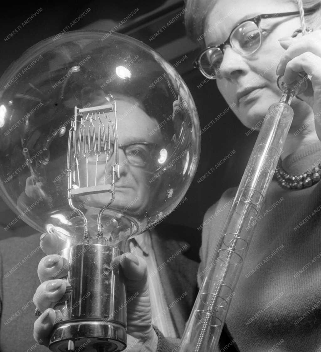 Ipar - Új típusú lámpák a Világítástechnikai Állomás múzeumában