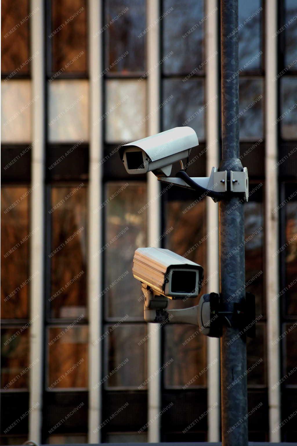 Tárgy - Budapest - Térfigyelő kamerák egy középületen 