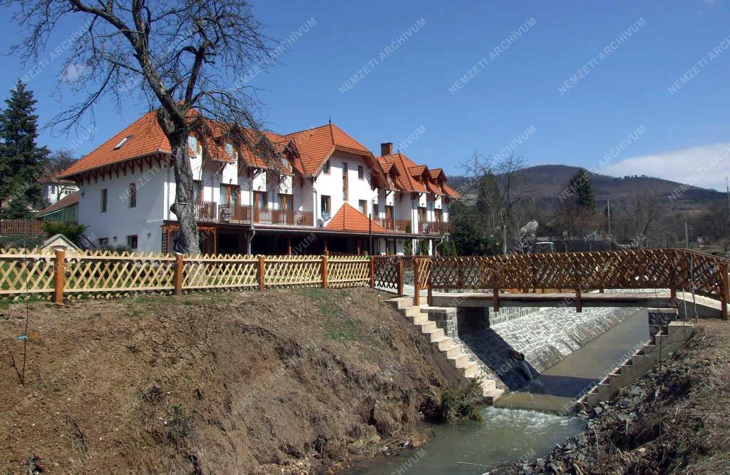 Vendéglátás - Komlóska - Sólyomvár panzió