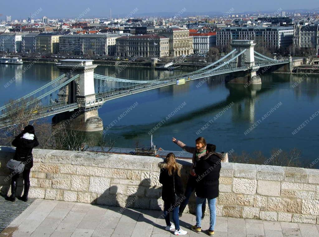 Turizmus - Budapest - Városnézők a Várban