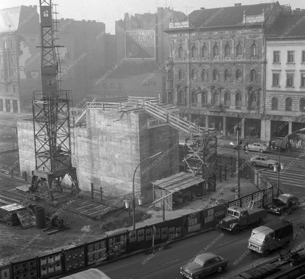 Városkép - Közlekedés -  Épül a Földalatti Vasút a Blaha Lujza téren