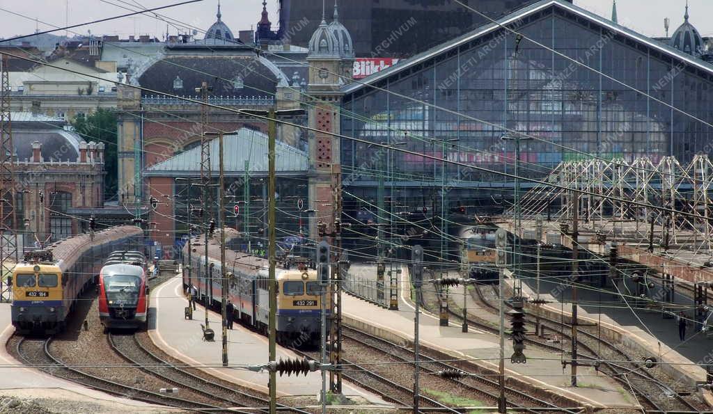 Közlekedés - A Nyugati pályaudvar