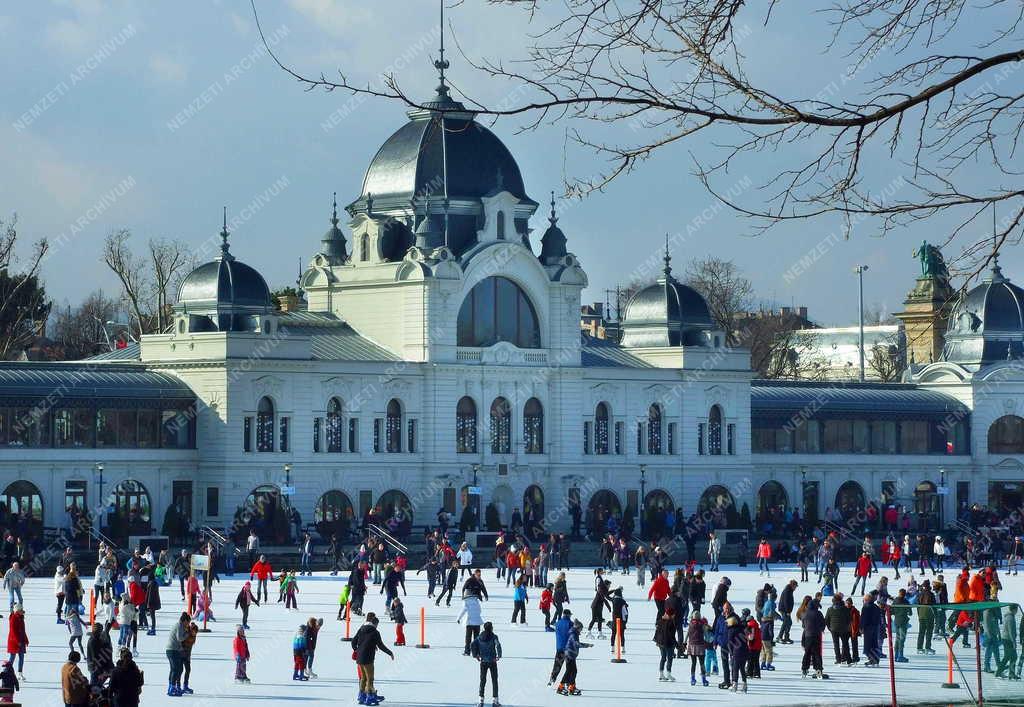 Városkép - Budapest - Korcsolyázók a városligeti Műjégpályán