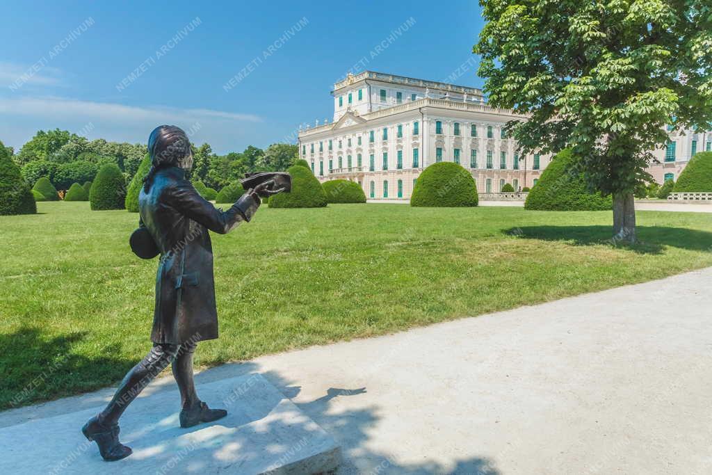 Műalkotás - Fertőd - Joseph Haydn szobra