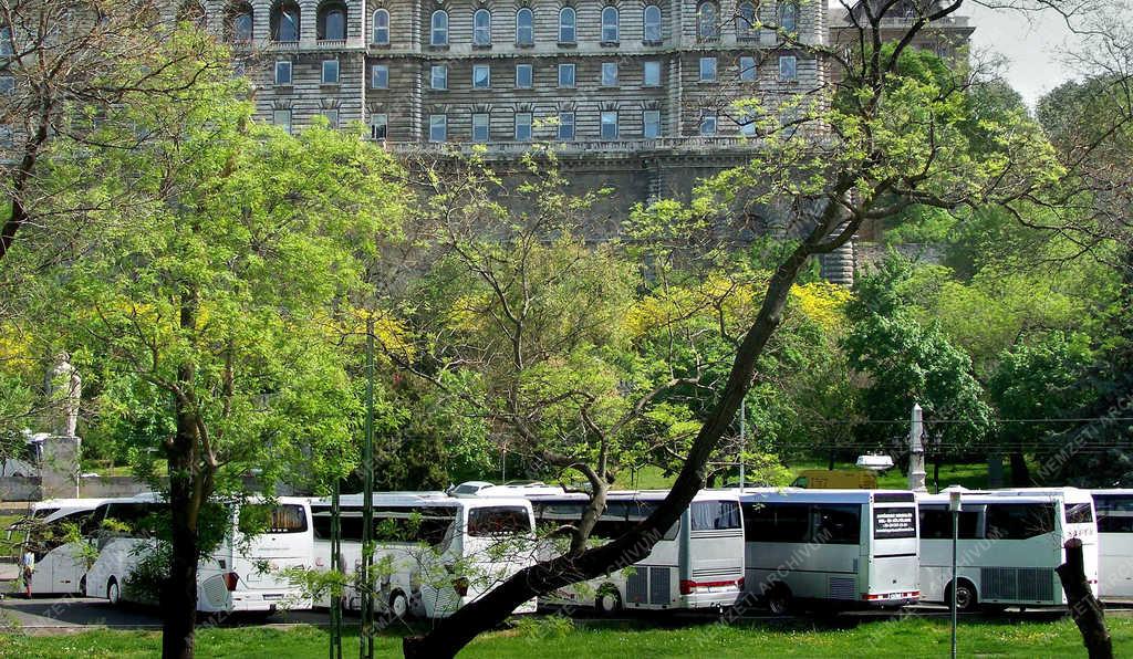 Idegenforgalom - Budapest - Külföldi turisták autóbuszai a Vár alatt