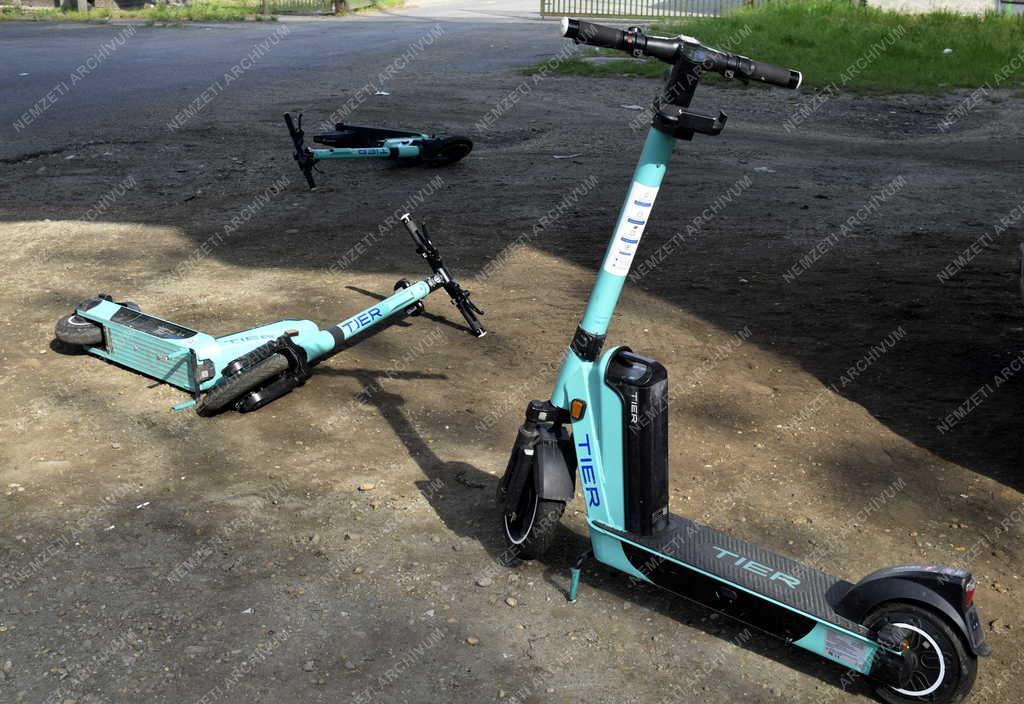 Közlekedés - Budapest - Eldobált elektromos rollerek