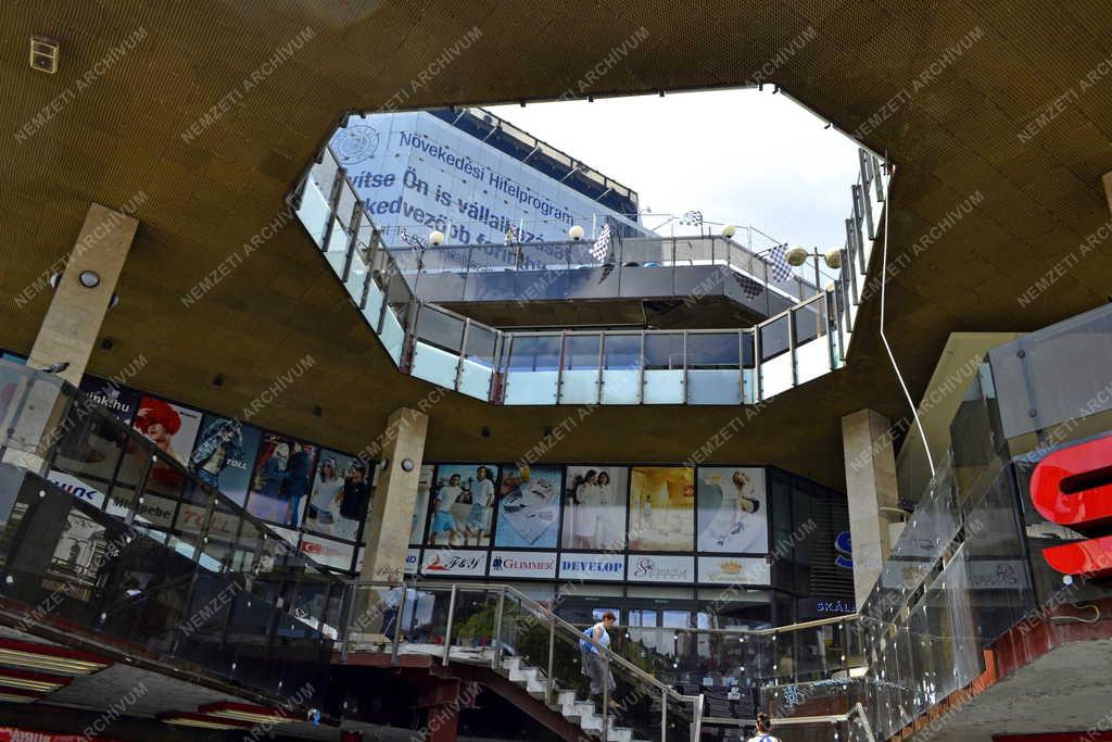 Épület - Budapest - A Metro City áruház részlete