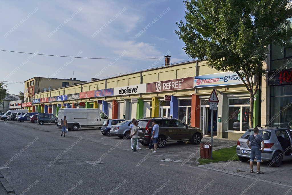 Kereskedelem - Budapest - A Monori Center üzletsora