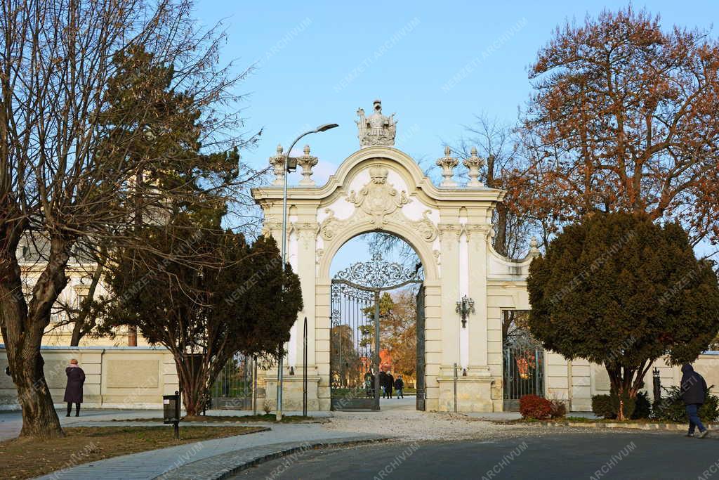 Épület - Keszthely - A Festetics kastély bejárata