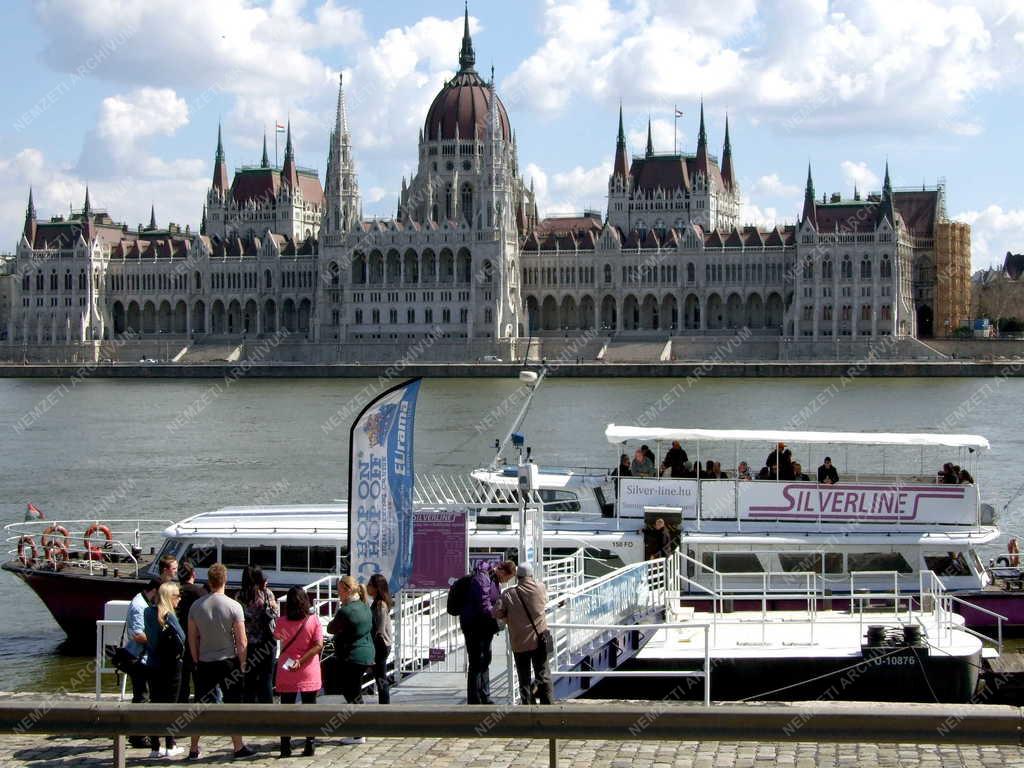 Idegenforgalom  - Budapest - Városnéző kishajó a Dunán