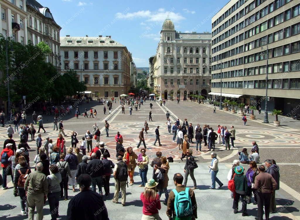 Városkép - Idegenforgalom - Városnéző külföldiek Szent Is