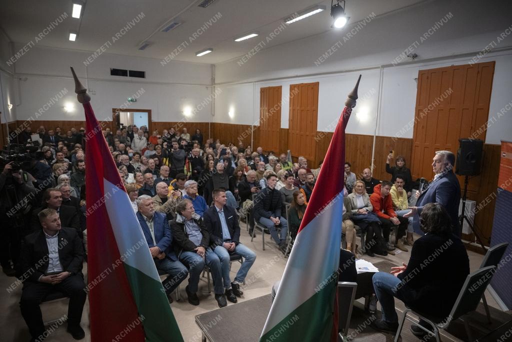 A Fidesz nemzeti konzultációs országjárásának pátyi állomása