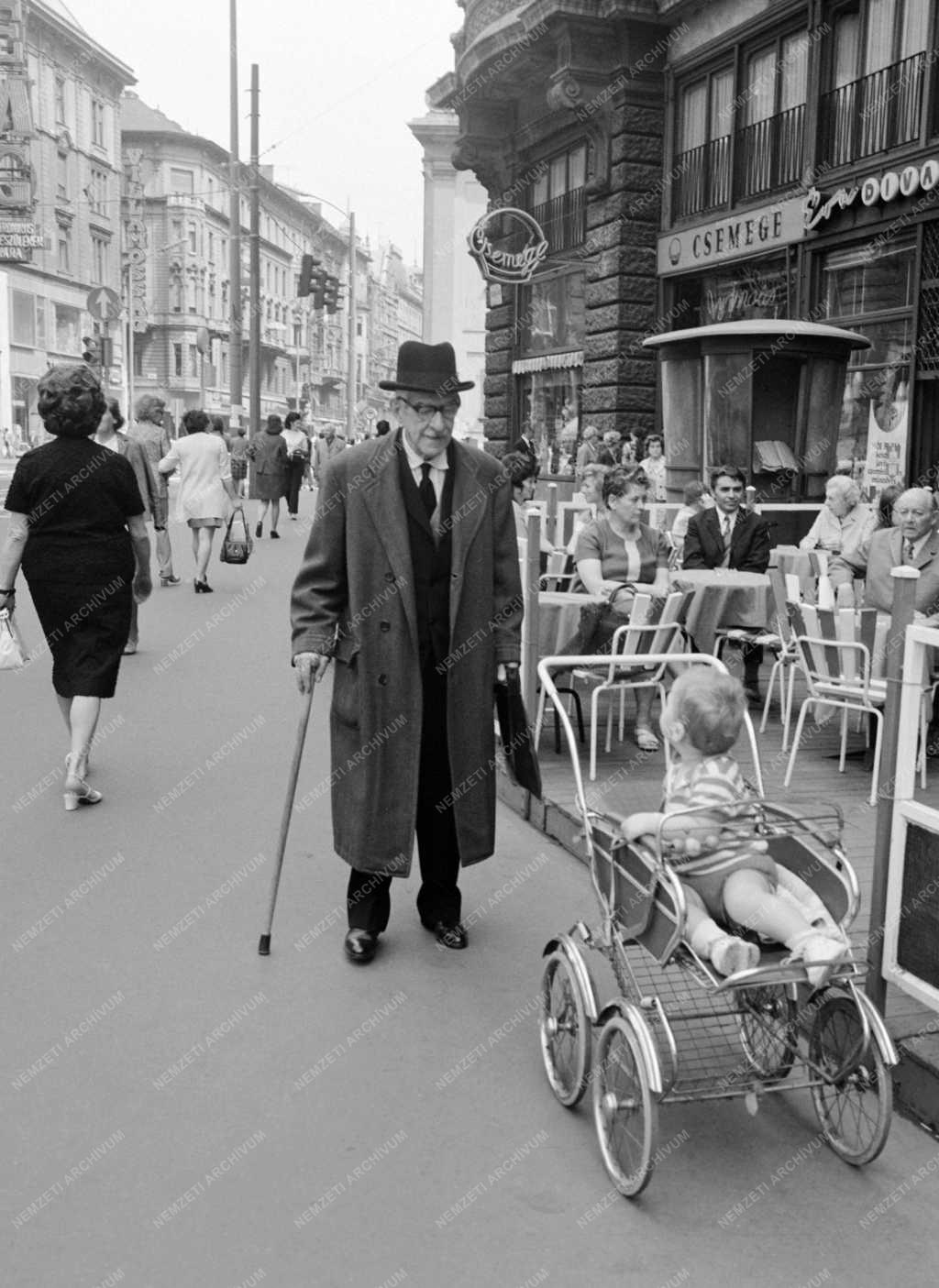 Életkép - Járókelők a budapesti májusi kánikulában