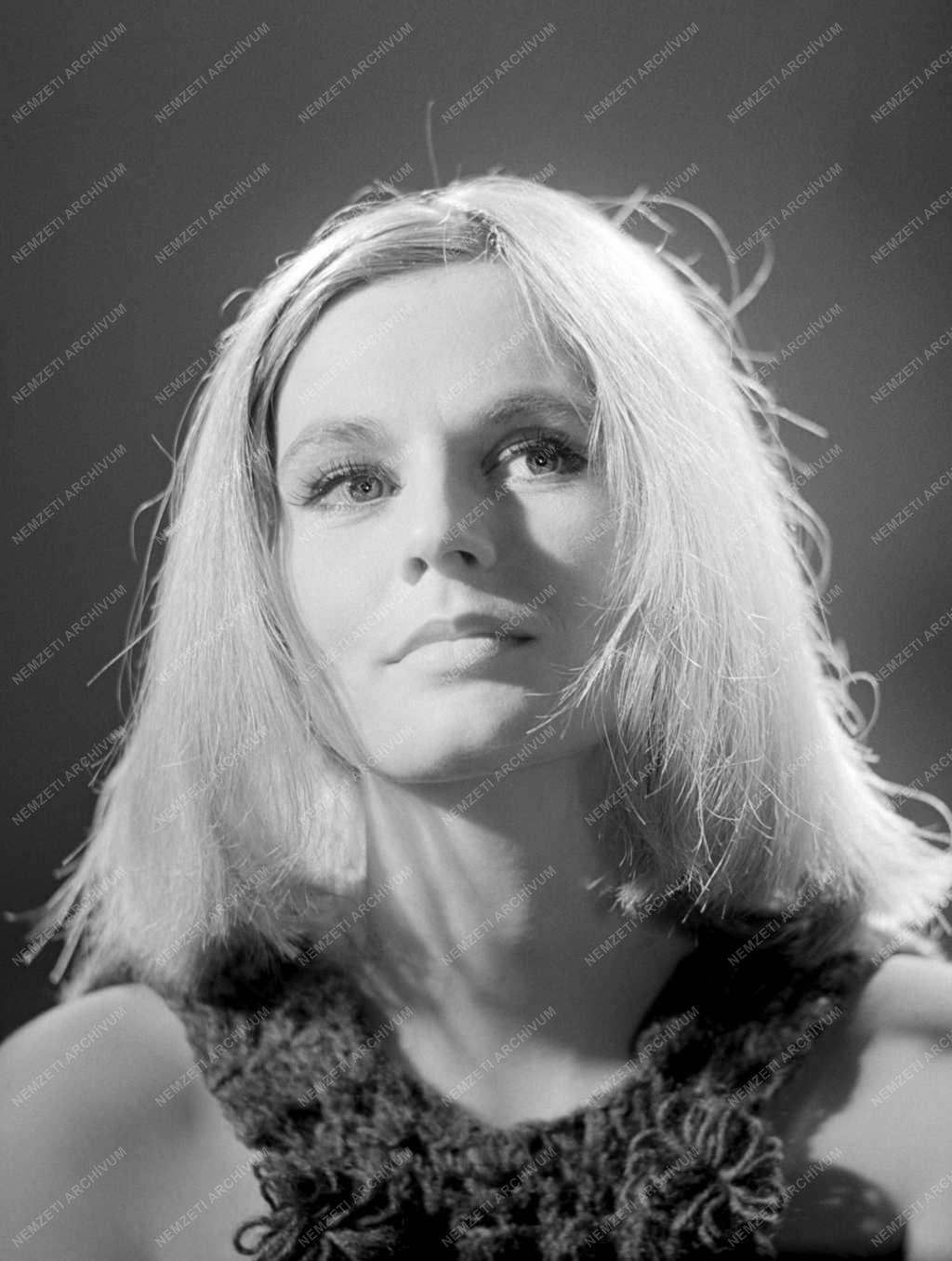 1-46: Gyöngyössy Katalin San Sebastián-ba utazik. A San Sebastiáni filmfesztiválon bemutatják Bacsó Péter „Nyár a hegyen” című új magyar filmjét.