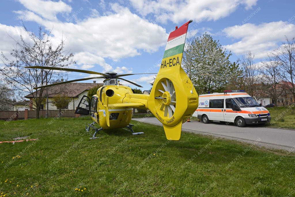 Mentőszolgálat - Vác - Betegszállítás helikopterrel