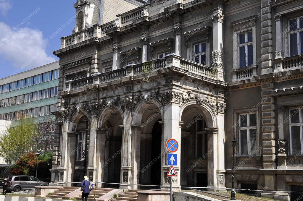 Városkép - Műemlékvédelem - Felújításra vár a Károlyi palota