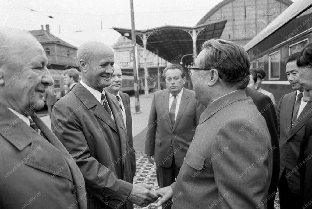 Külkapcsolat - Kádár János fogadja Kim Ir Szent