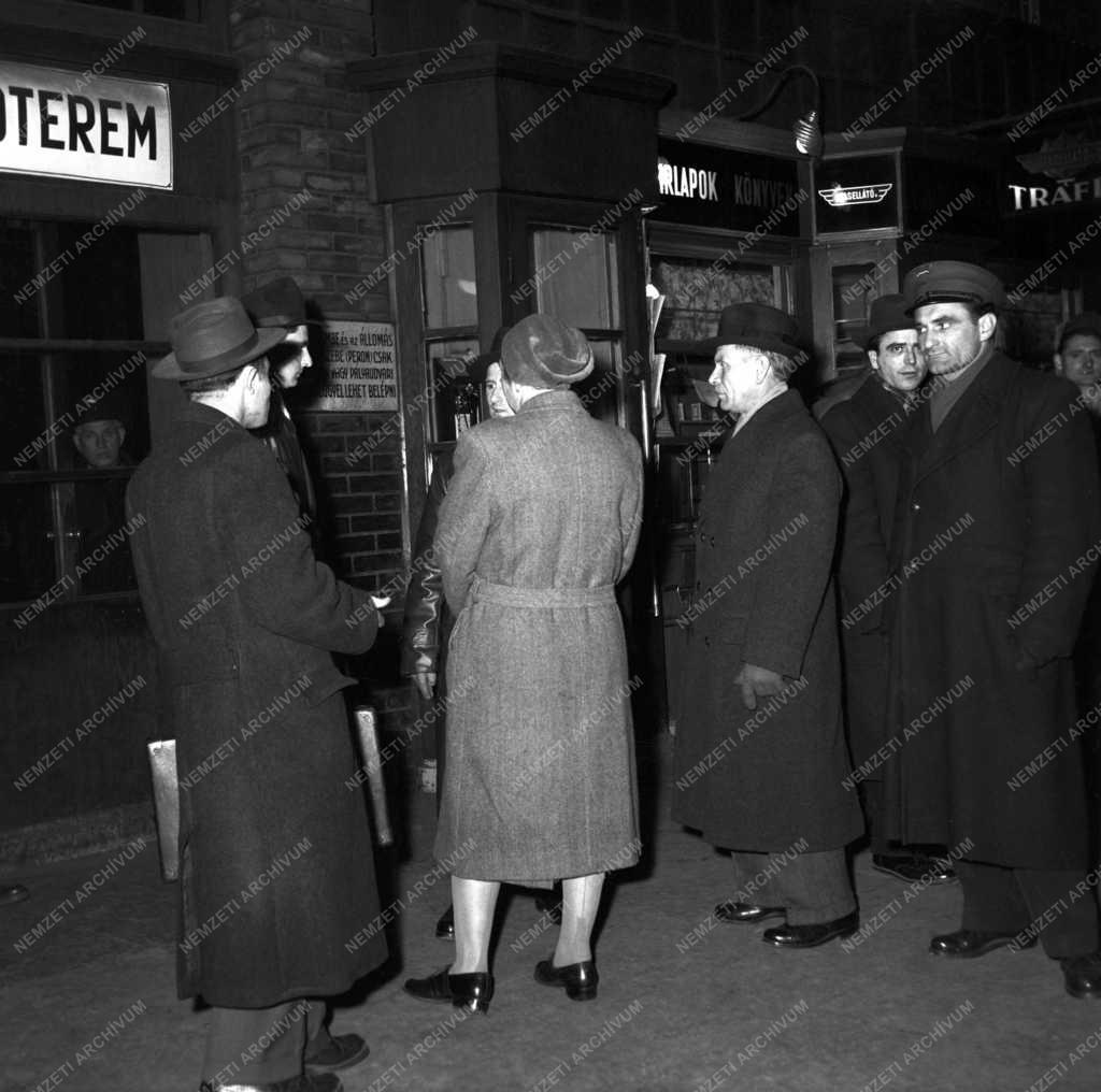 Közlekedés - Várakozás a Nyugati pályaudvaron