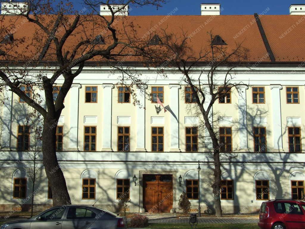 Oktatás - Esztergom - Iskolaépület a Kanonok-soron