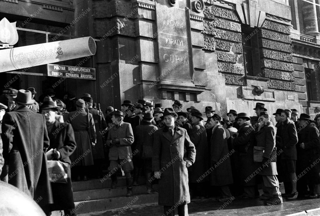 A KÖZTÁRSASÁG kikiáltása