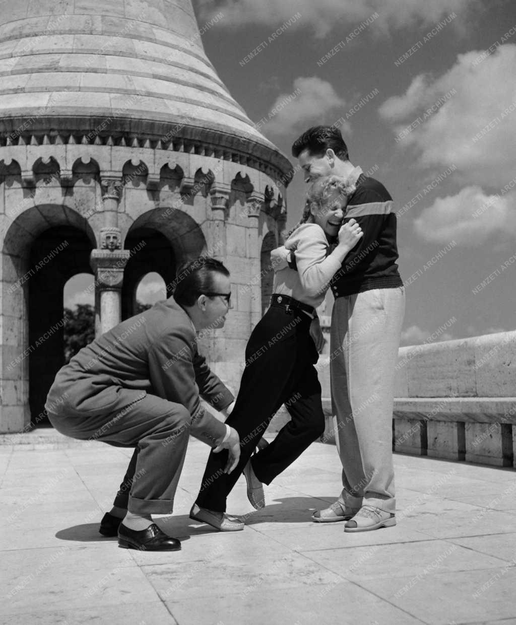 Carmen Moreno és Cezary, a hazánkban tartózkodó Jan Walasek lengyel jazz együttes szólistái rock and roll tánca már meghódította Budapest tánckedvelő közönségét. Városnézés közben táncra perdültek a Halászbástyán