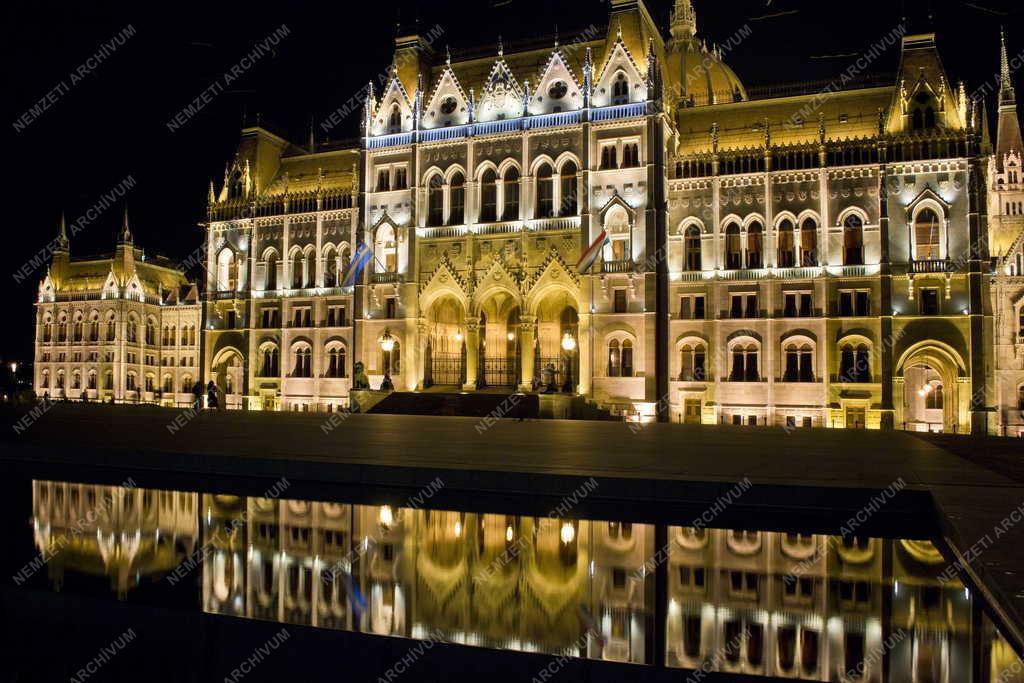 Épület - Budapest - Elkészült a Parlament díszkivilágítása