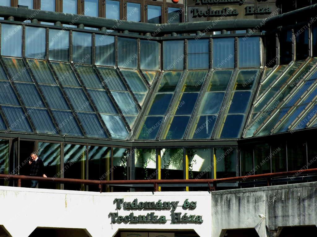 Középület  - A Tudomány és Technika Háza Miskolcon