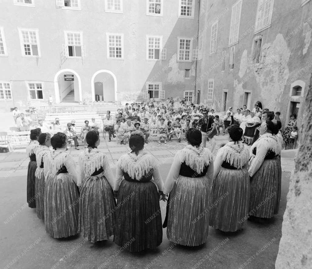 Kultúra - Pávakörök bemutatója a siklósi várban