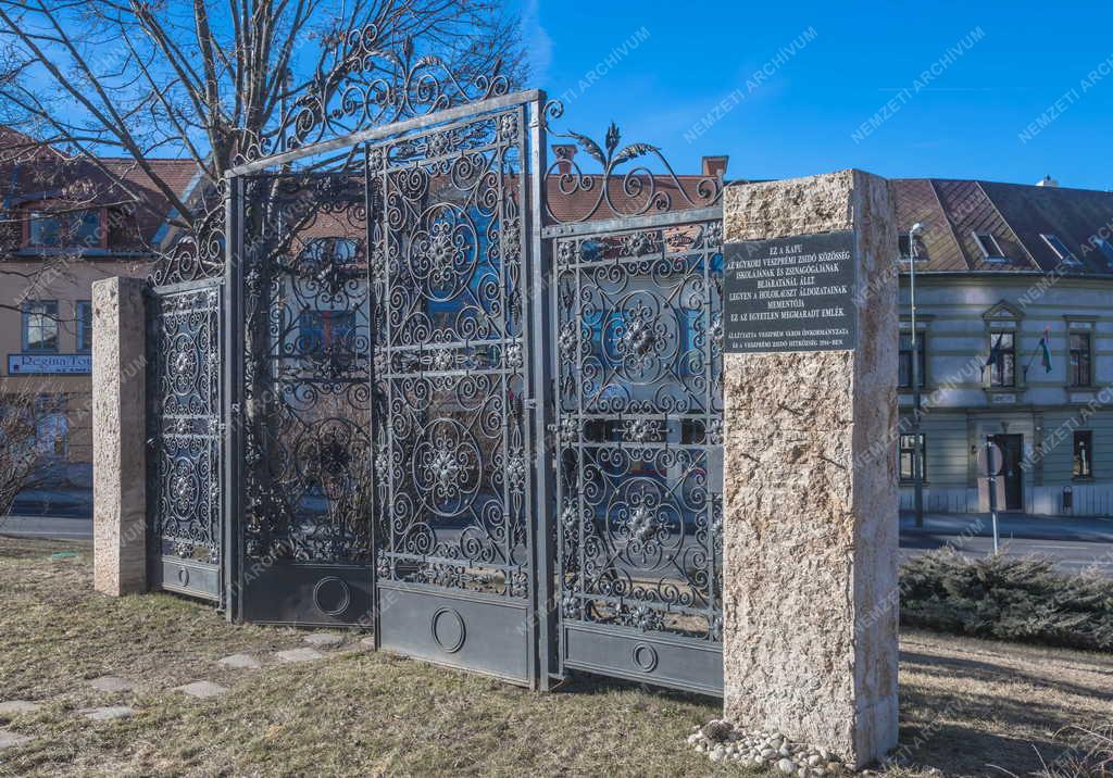Városkép - Veszprém - Holokauszt Emlékkapu