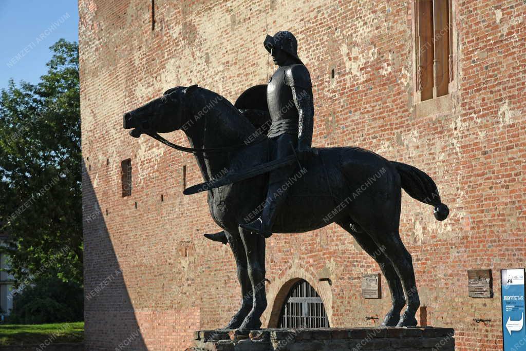 Városkép - Gyula - Végvári vitéz szobor