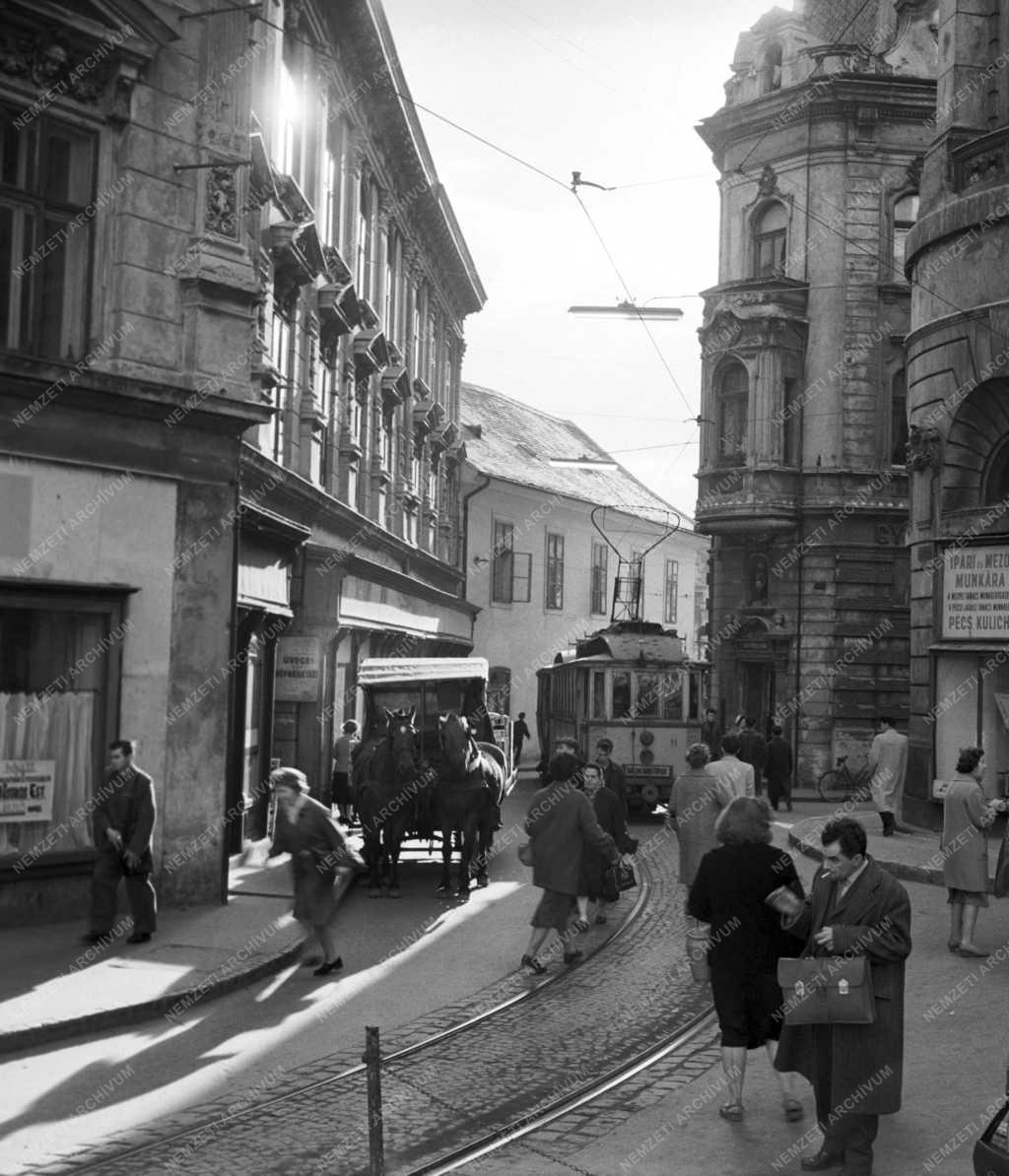 Városkép - Pécs - Forgalom a belvárosban