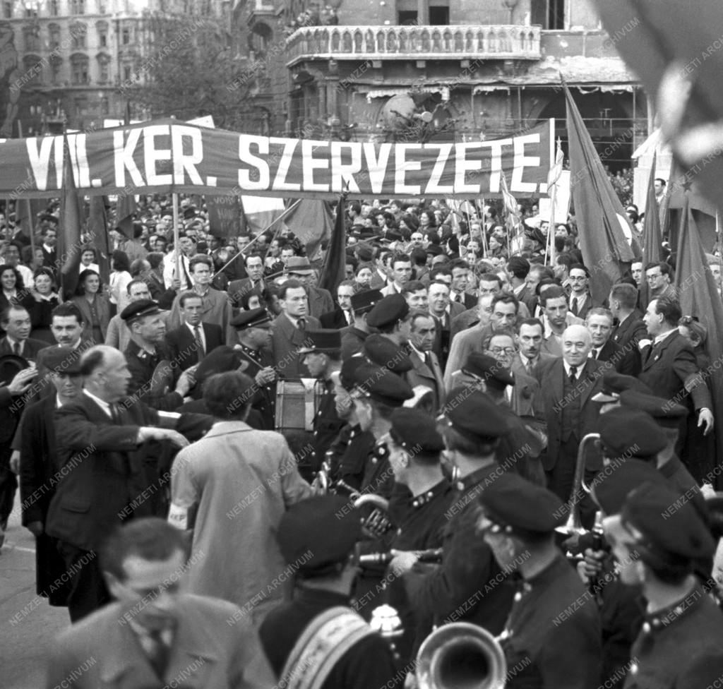 Történelem - Háború végét ünneplő tüntetés