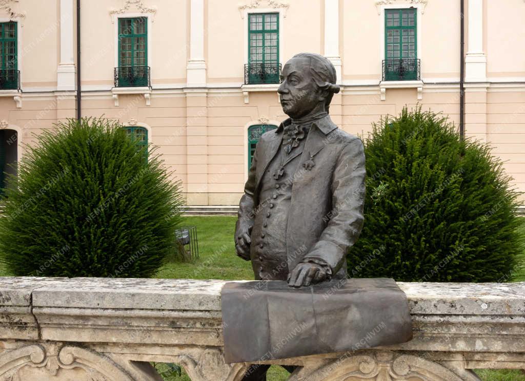 Műalkotás - Fertőd - Esterházy  Miklós szobra