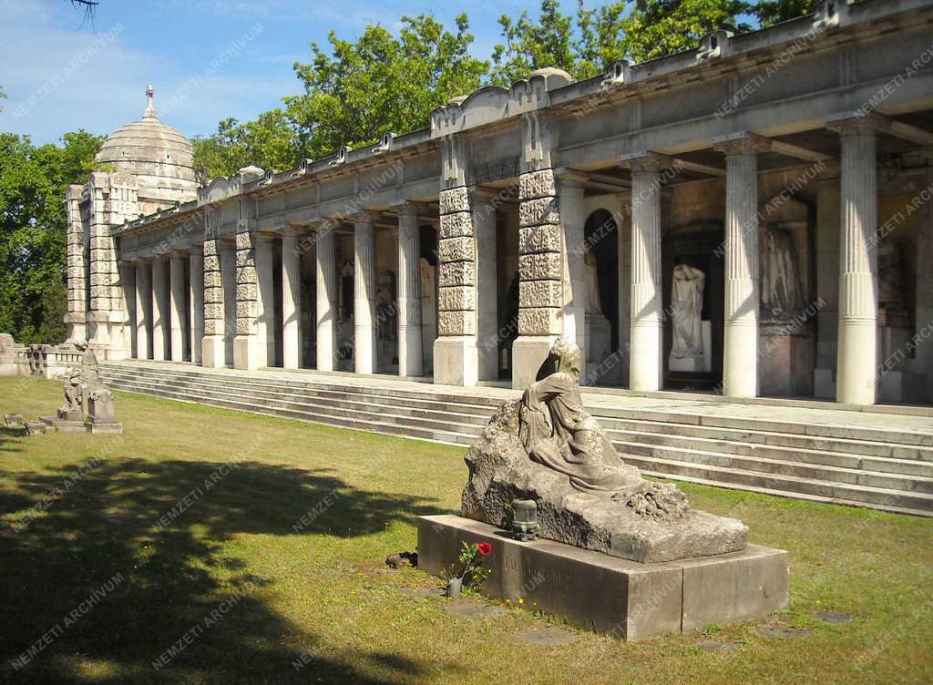 Temető - Sírkert - Oszlopcsarnok