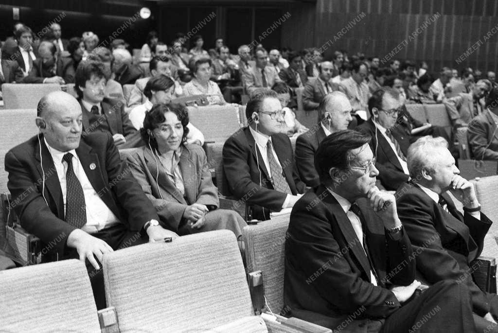 Külpolitika - Tanácskozás ideológiai kérdésekről 